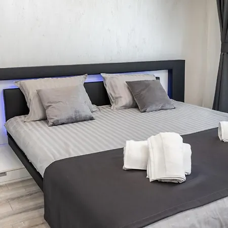 Апартамент 404 *